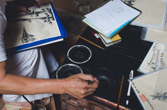 man painting in hanoi Vietnam taken by Milie Del