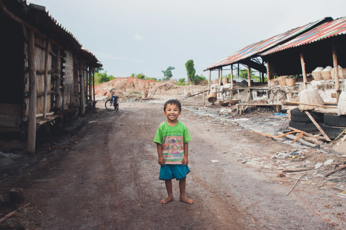 Kids smilling in a salt factory in Laos taken by Milie Del