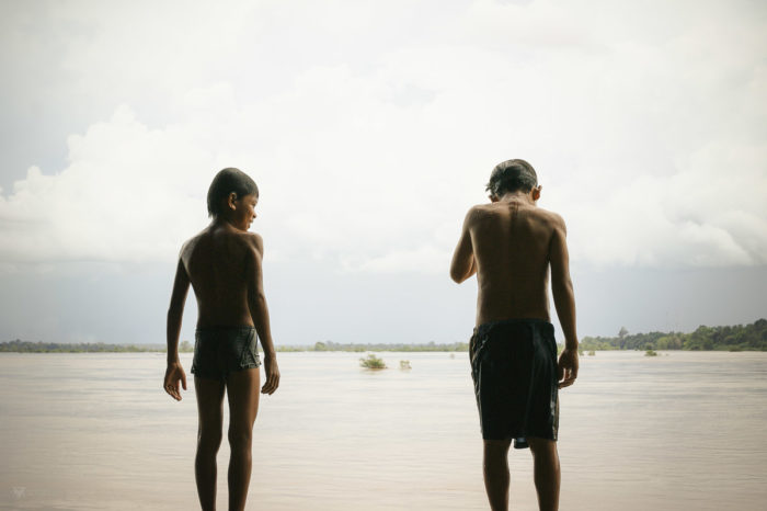 Kids before jumping in the mekong river on Don Det island in Laos taken by Milie Del