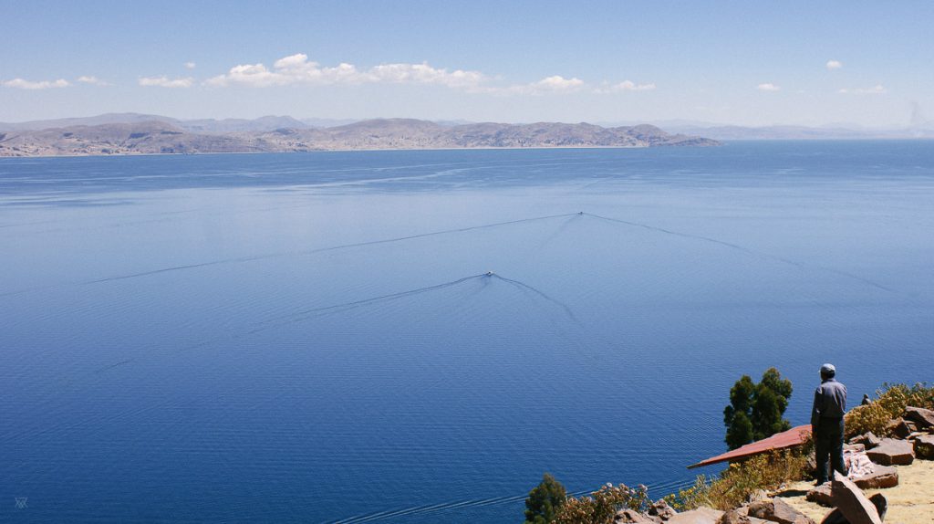 photogeaphy of a Man looking at the Lake Titicaca on Isla del Sol peru