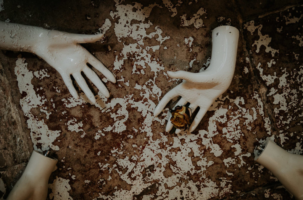 Mains mannequins coupées jonchant shooting inspiration frida kahlo Montpellier