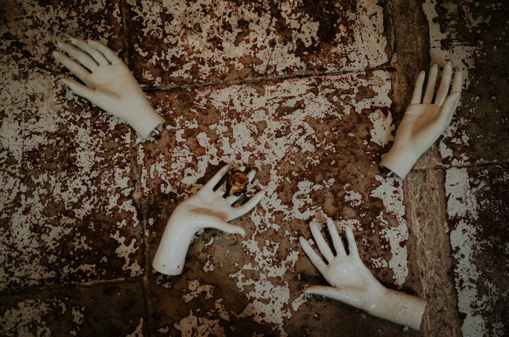 Mains mannequins coupées jonchant shooting inspiration frida kahlo Montpellier