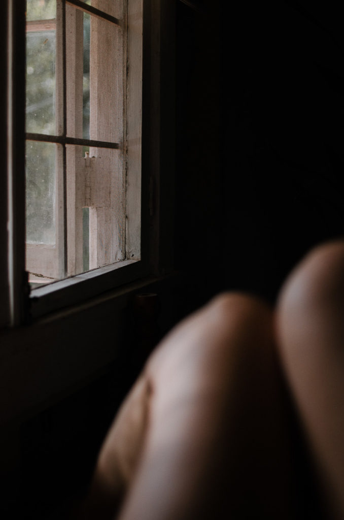 jambes femme floues chambre fenetre
