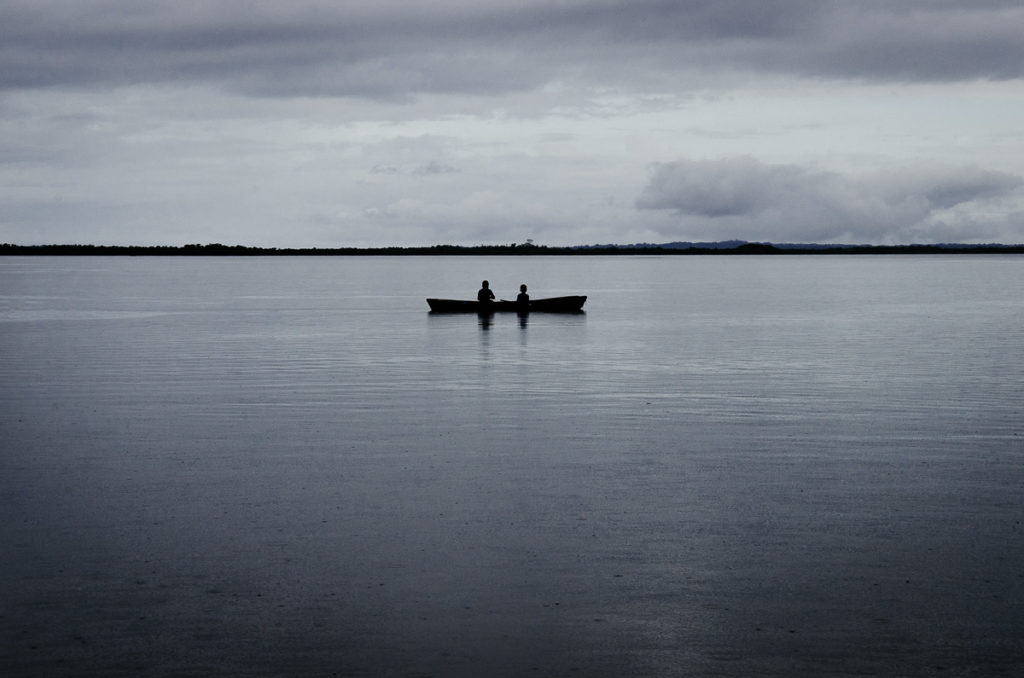 silhouettes pirogue lagune baie dauphins panama
