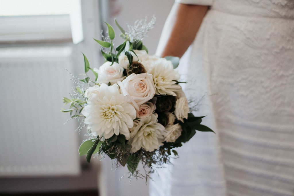 bride holdin flowers soft light milie del