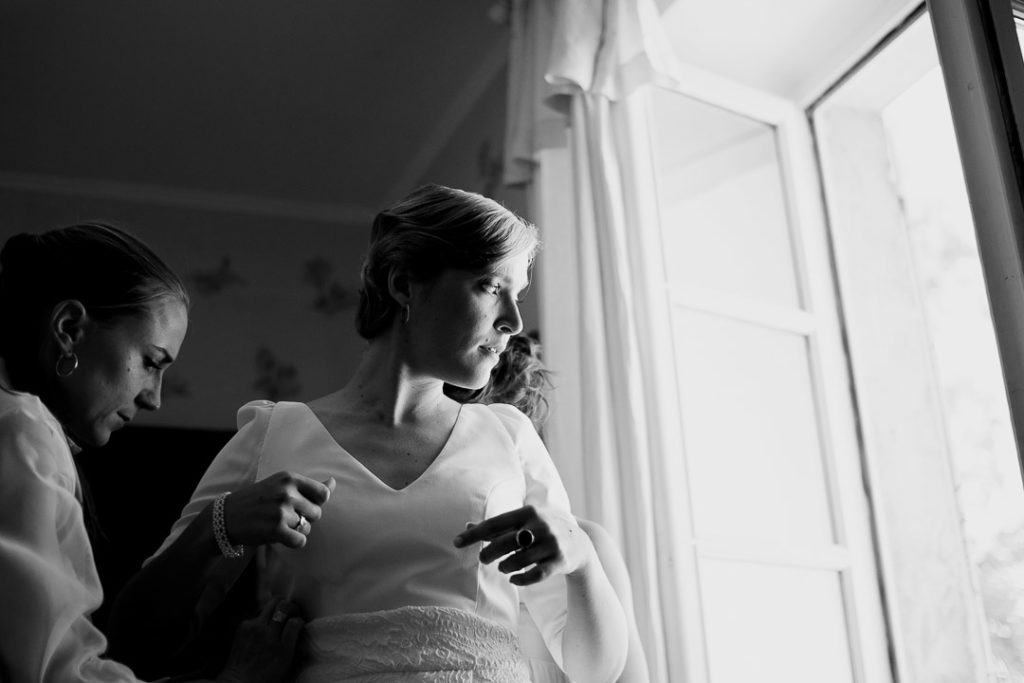 bride and bridesmaids black and white