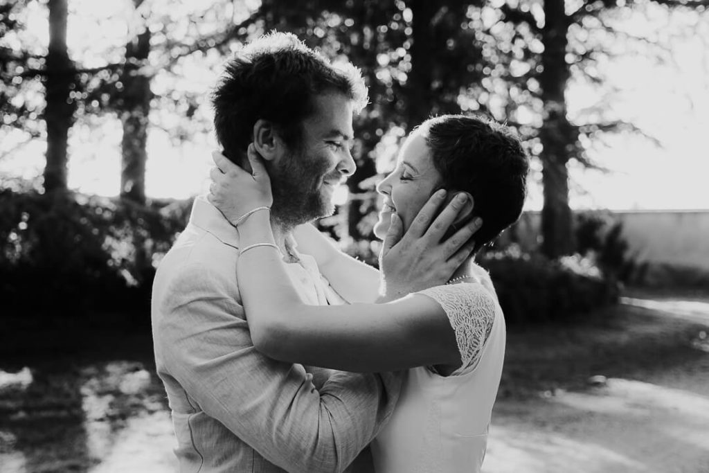 Newly wed Bride and groom kissing at sunset Milie Del