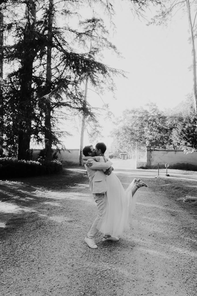 Newly wed Bride and groom kissing Milie Del