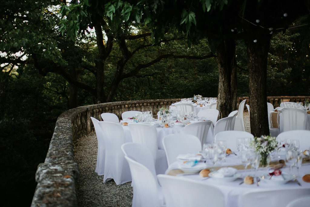 Table settings and Vercors view wedding Domaine de Combelongue Milie Del