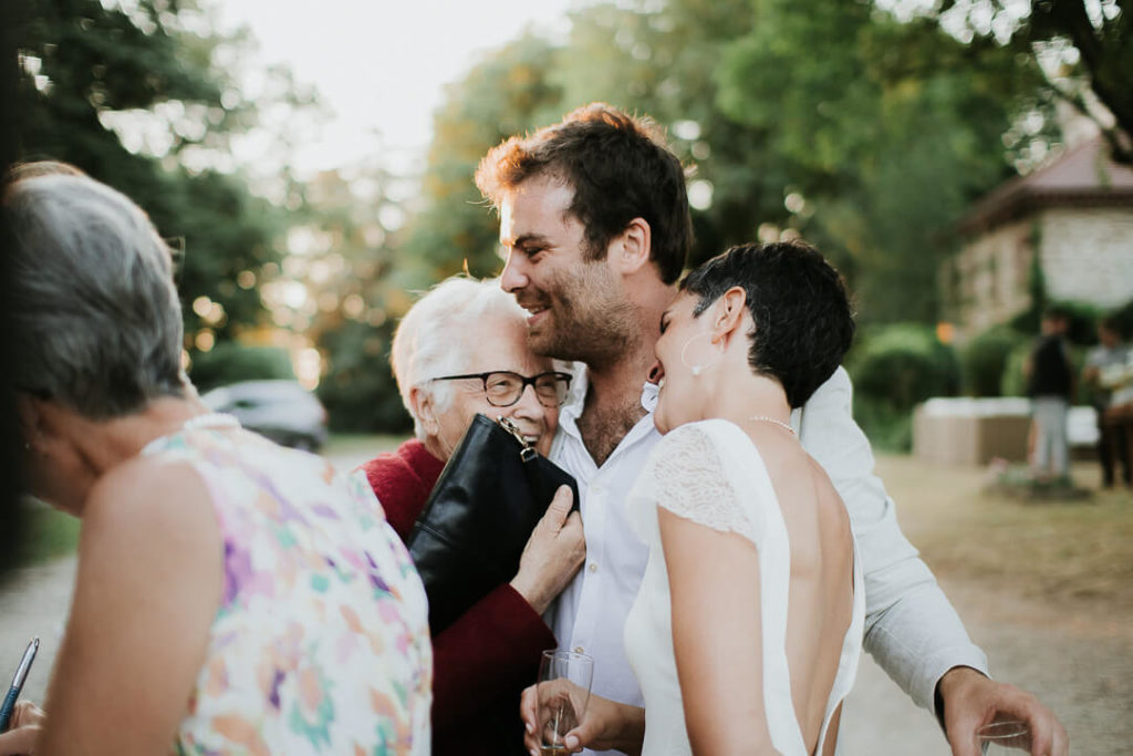 Newly wed Bride and groom in the sunset light Domaine de Combelongue Milie Del