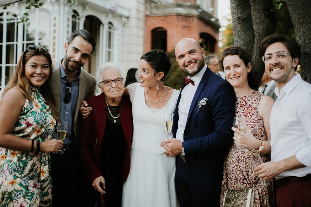 Newly wed Bride and groom during cocktail Domaine de Combelongue Milie Del