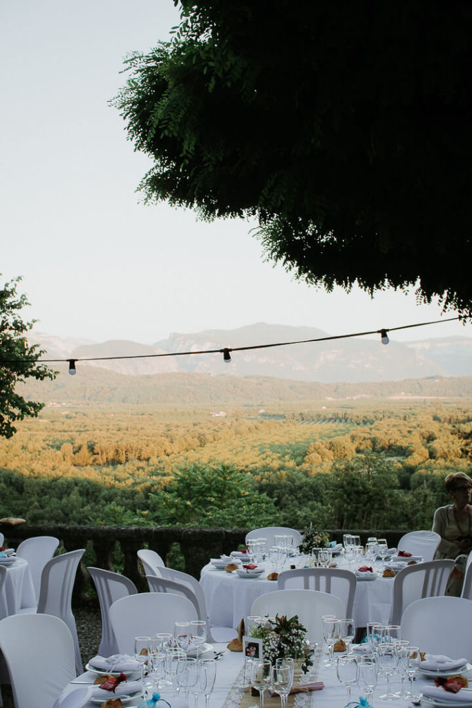 Table settings and Vercors view wedding Domaine de Combelongue Milie Del