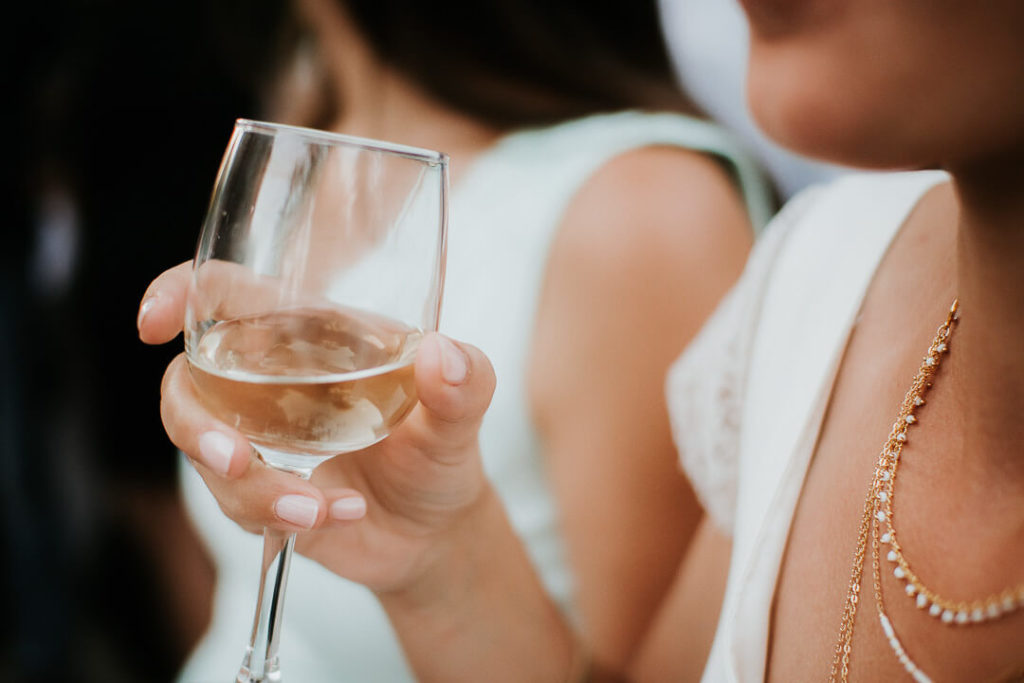 Bride and friends cocktail ceremony Milie Del champagne