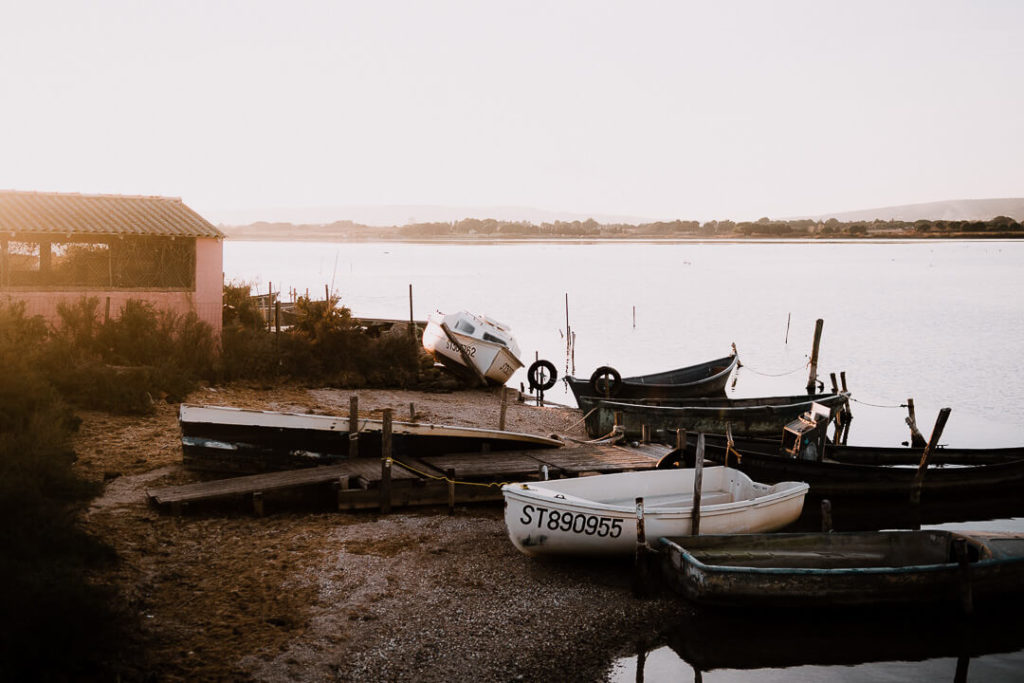 barque pêcheurs coucher soleil maison rose vert