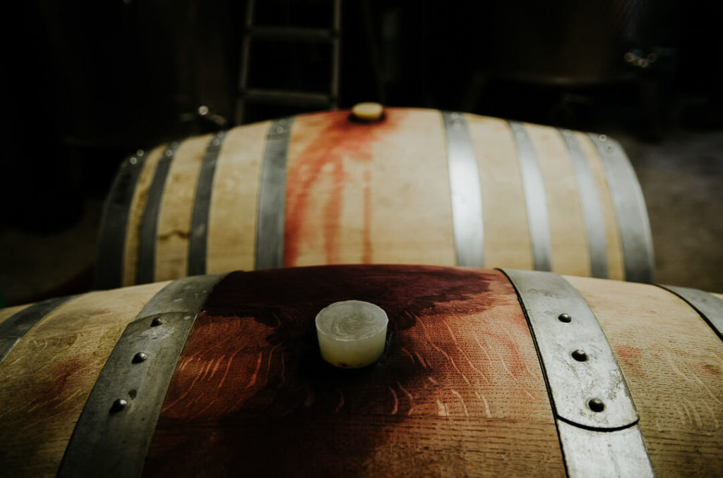 Tonneaux de vins dans la cave de la lauzeta