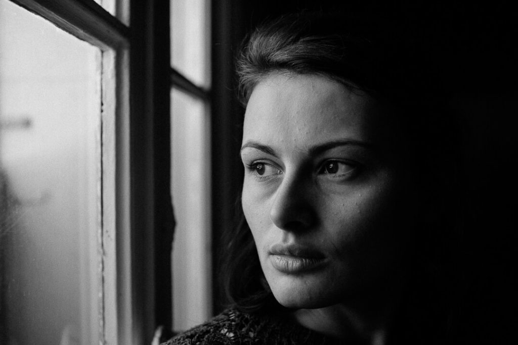 portrait en noir et blanc visage mode de Manon Gilbert