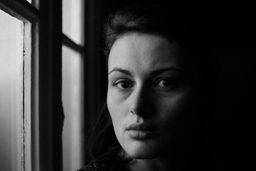 portrait en noir et blanc visage mode de Manon Gilbert