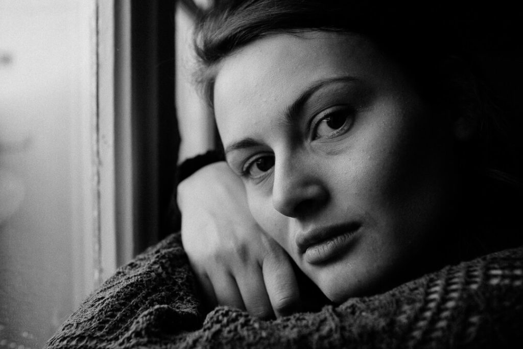 portrait en noir et blanc visage mode de Manon Gilbert