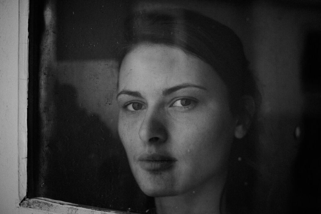 portrait en noir et blanc ombres et lumières de Manon Gilbert