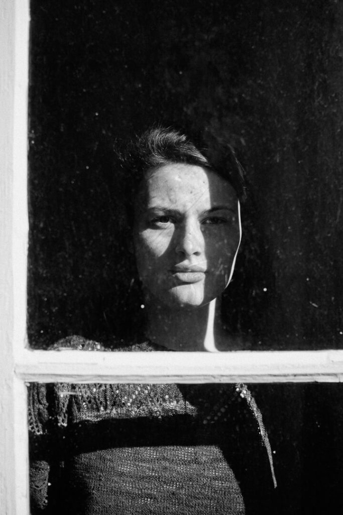 portrait en noir et blanc ombres et lumières de Manon Gilbert