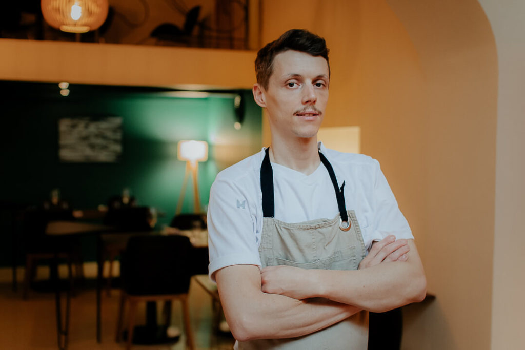 Le Chef Laurent Cherchi dans son restaurant Reflet d'Obione photographié par Milie Del