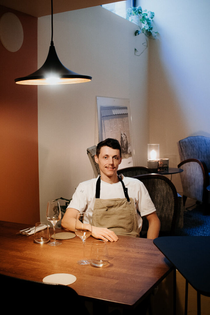 Le Chef Laurent Cherchi dans son restaurant Reflet d'Obione photographié par Milie Del