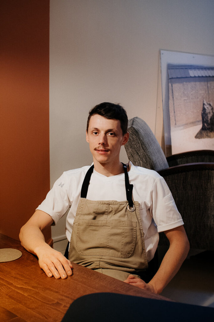 Le Chef Laurent Cherchi dans son restaurant Reflet d'Obione photographié par Milie Del