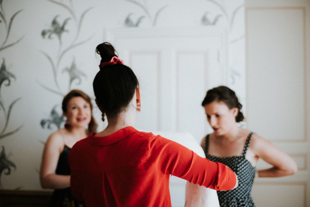 bridemaids helping bride mirror wedding dress bridal prep touraine france milie del photographer
