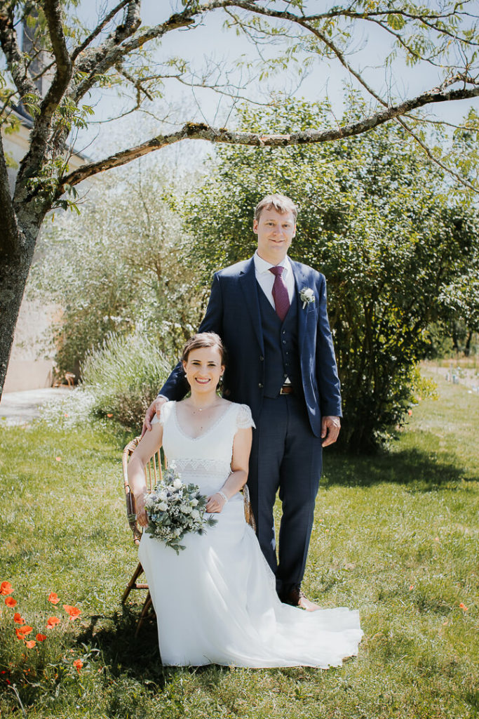 couple dans un jardin en touraine, france photographe mariage