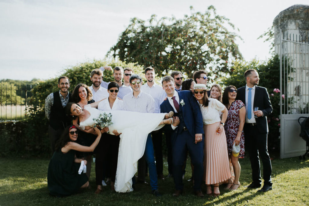 group photos guests bride and groom wedding in touraine france