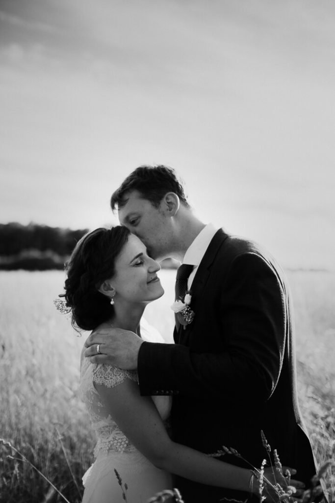couple mariage touraine coucher du soleil milie del noir et blanc