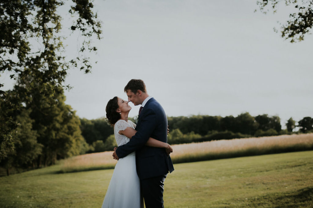 couple mariage touraine coucher du soleil milie del