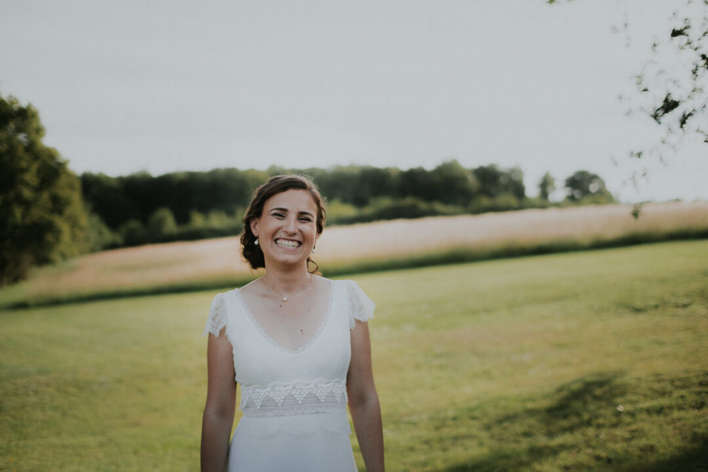 mariée sourie mariage touraine coucher du soleil milie del