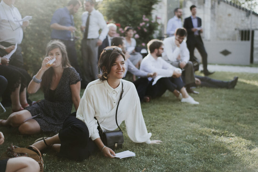 assis dans l'herbe a la campagne touraine mariage invités