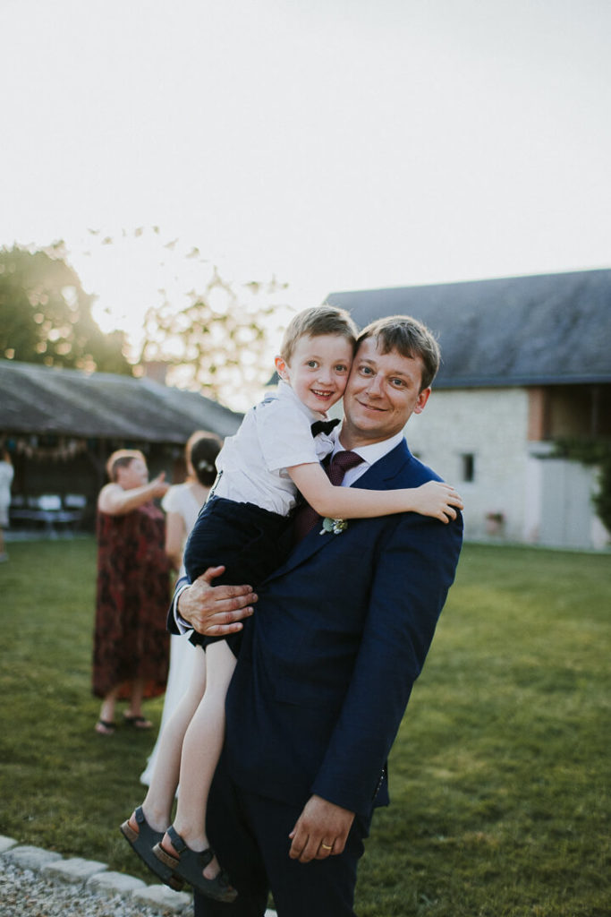 groom and kid sunset wedding touraine domaine de la volière