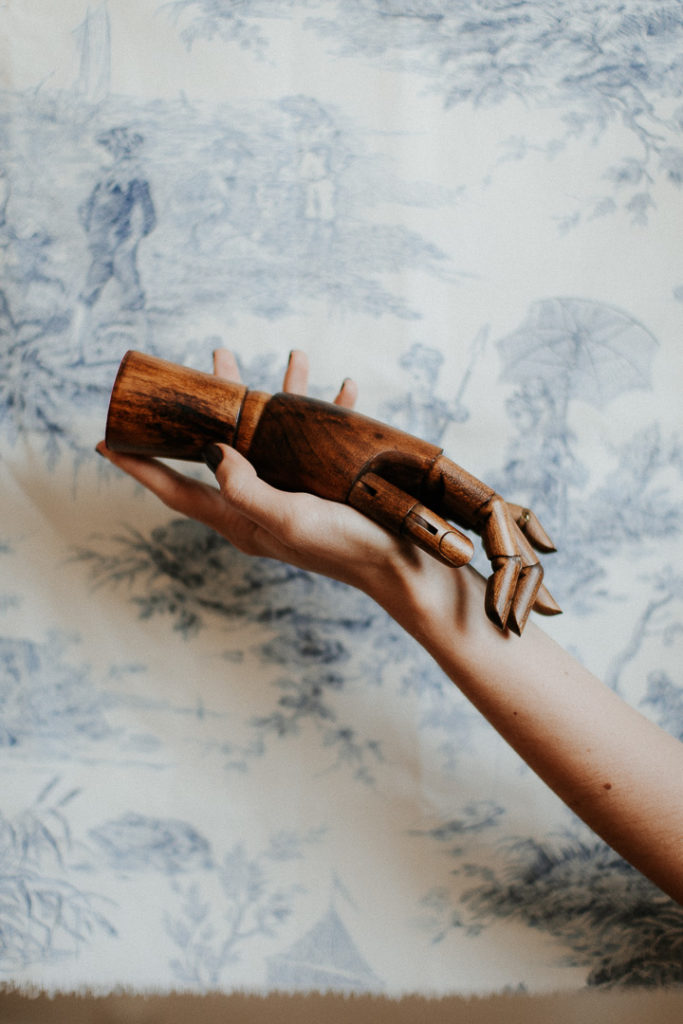 Mains bois Delicatesse quotidienne objets julia schena milie del