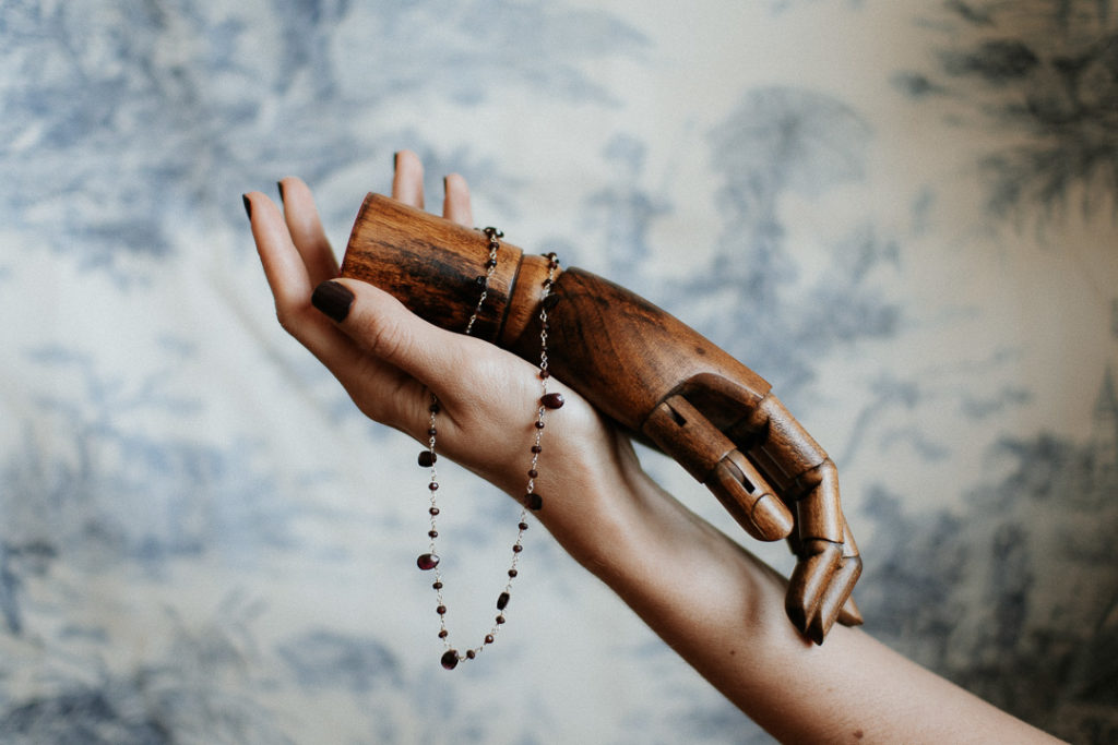 Mains bois Delicatesse quotidienne objets julia schena milie del