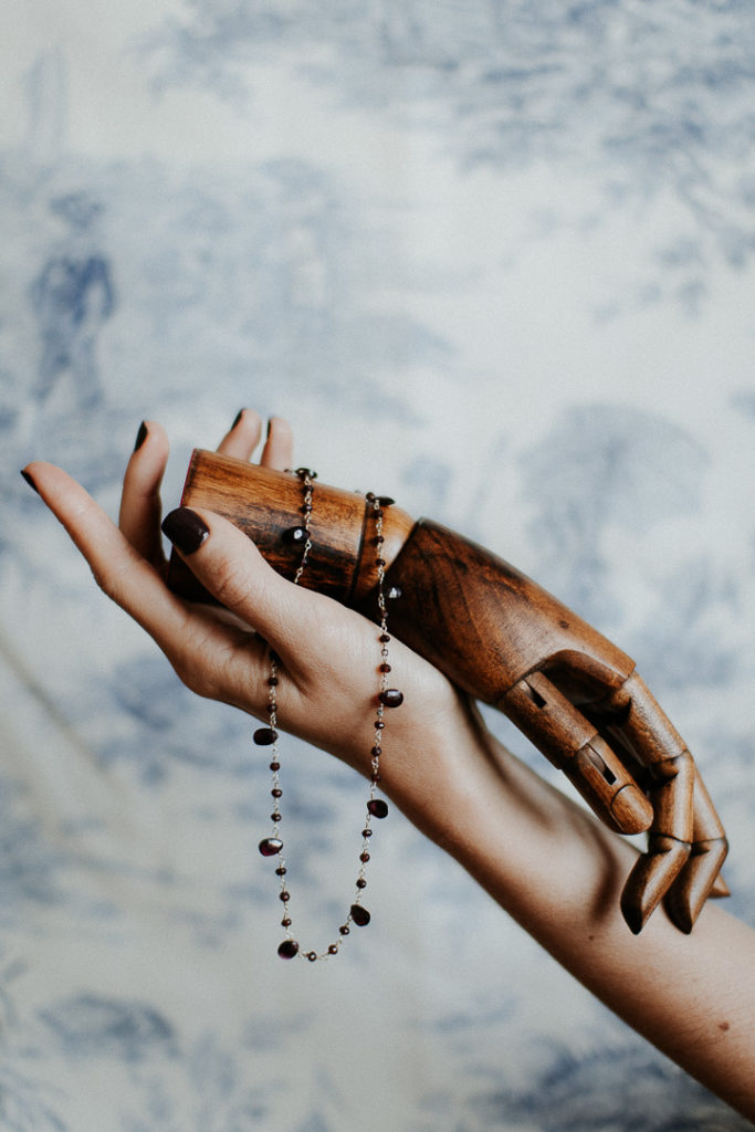 Mains bois Delicatesse quotidienne objets julia schena milie del