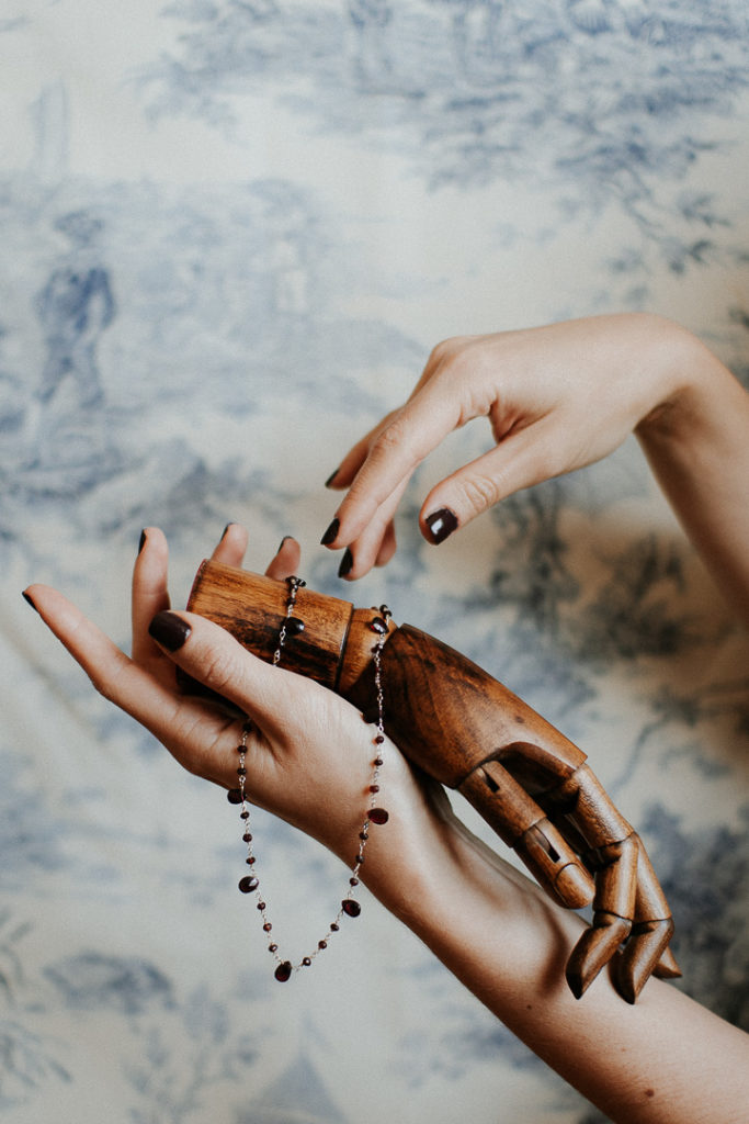 Mains bois Delicatesse quotidienne objets julia schena milie del