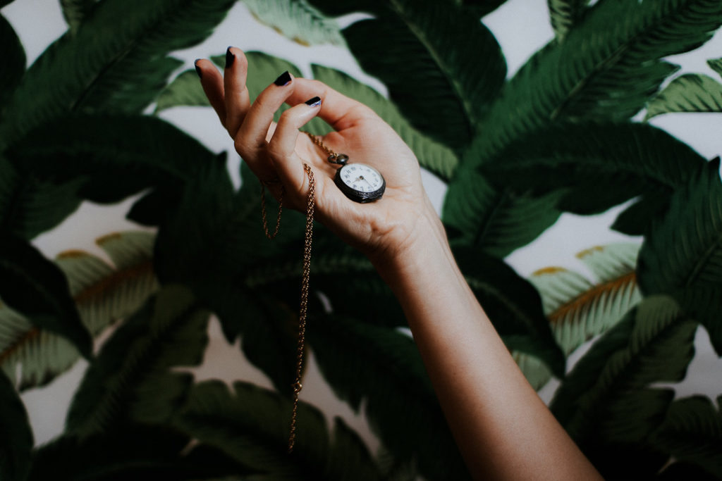 Pendule mains Delicatesse quotidienne objets julia schena milie del