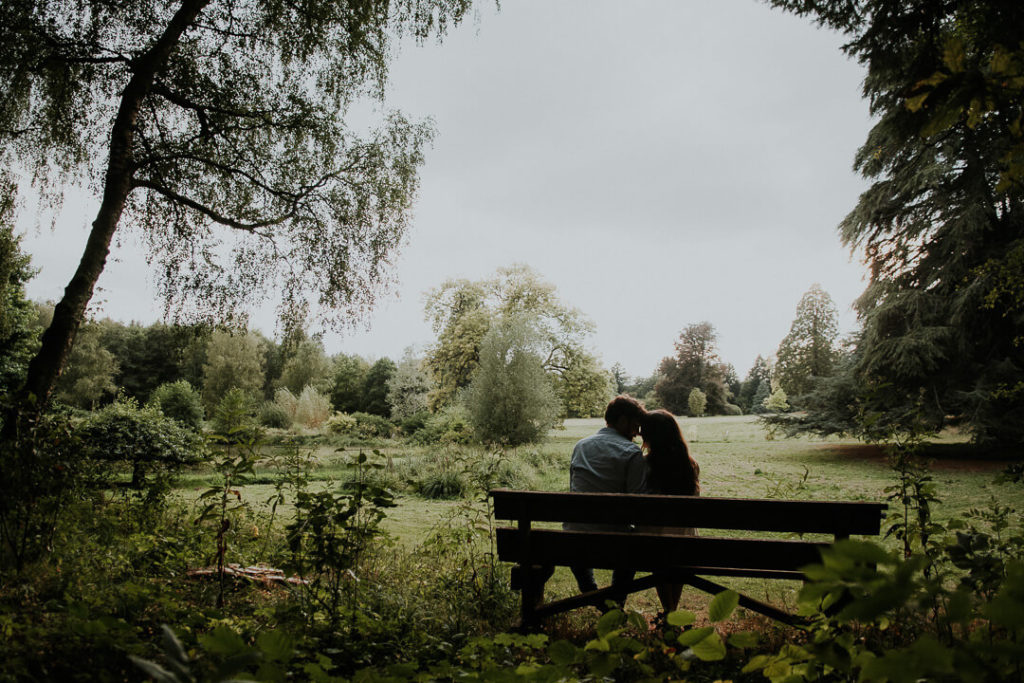 couple sitting on a banch couple session wedding milie del
