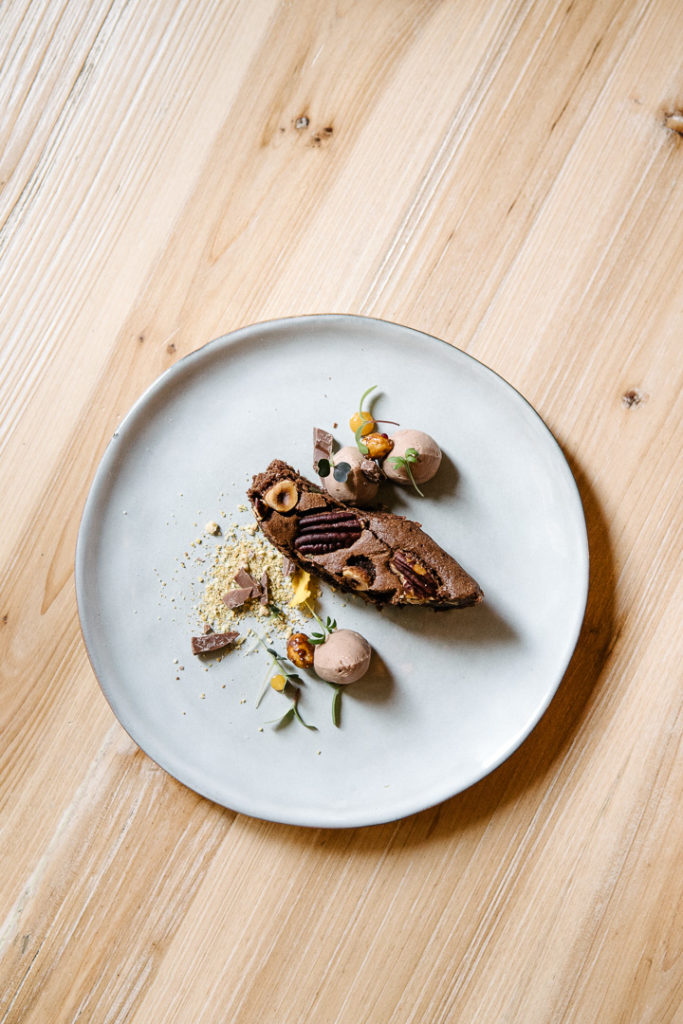 chocolate cake minimal food photography miliedel