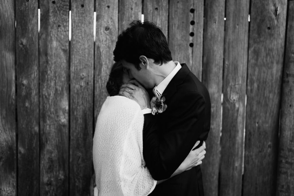 married couple hugging milie del romance