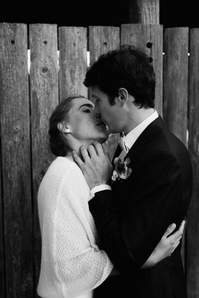 married couple kissing milie del romance