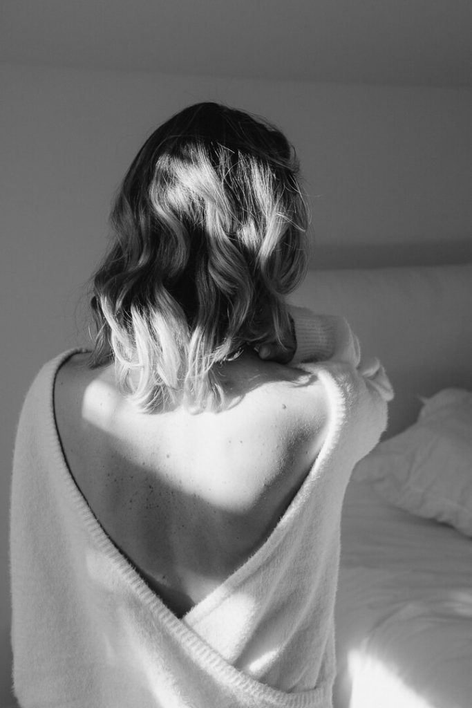 pull en laine lumière dos femme milie del