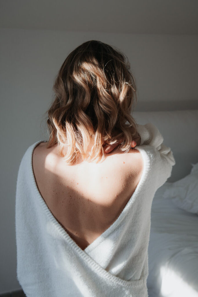 pull en laine lumière dos femme sensuelle