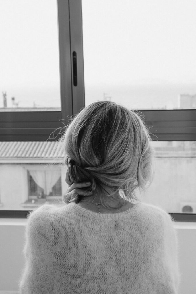 girl watching horizon editorial photography marseille