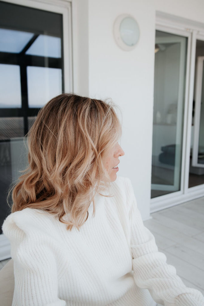 portrait femme habillée en pull laine blanc