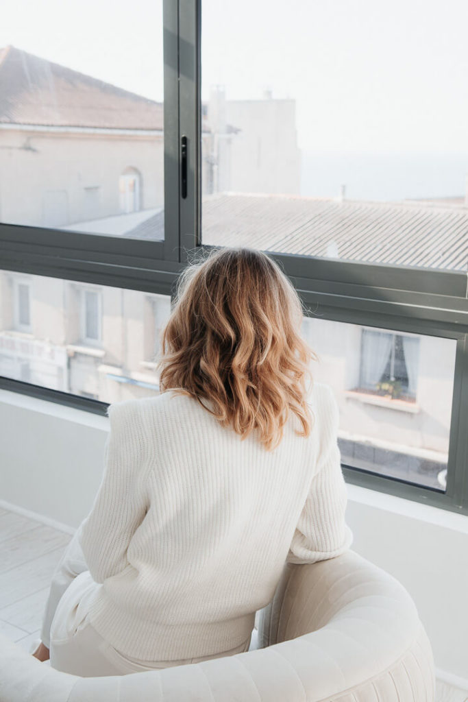 femme cheveux blond de dos coucher de soleil marseille