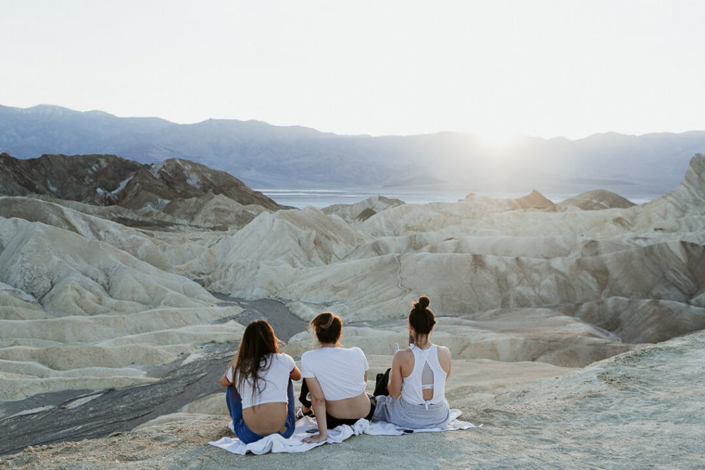 3 girls watching the sunset in death valley Zabriskie Point miliedel